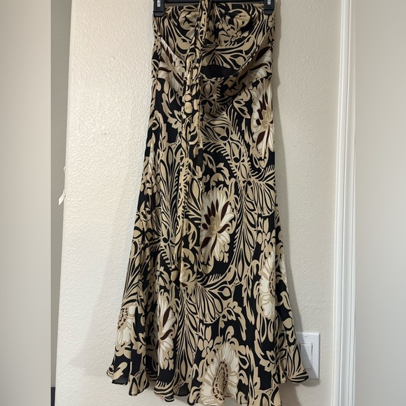 Beautiful 100% silk halter neck printed dress. Black, tan and cream color. - Picture 2 of 10